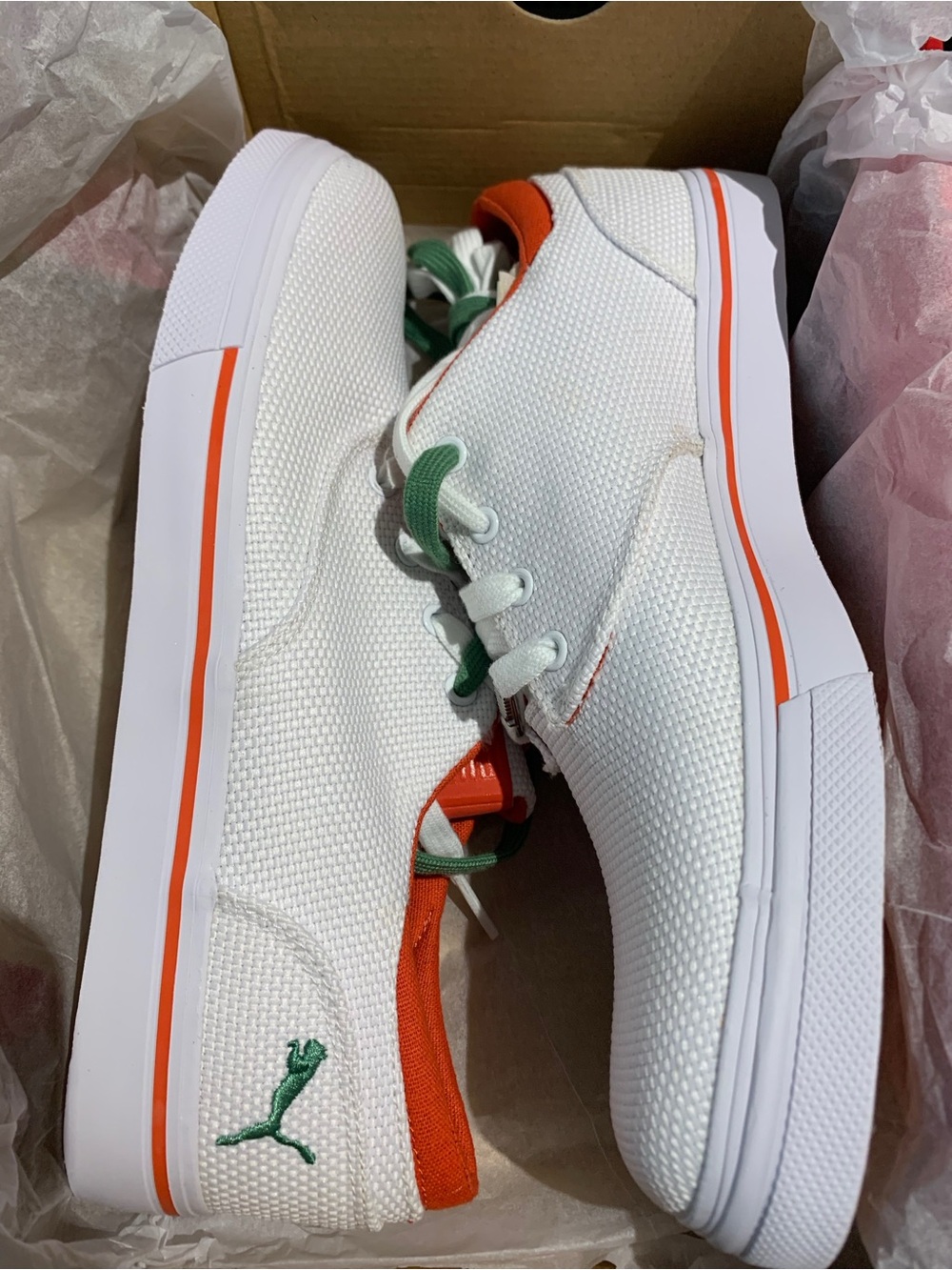 PUMA EI Seevo Canvas Sneaker
Men's size US 9 - White-Medium
green-Grenadine